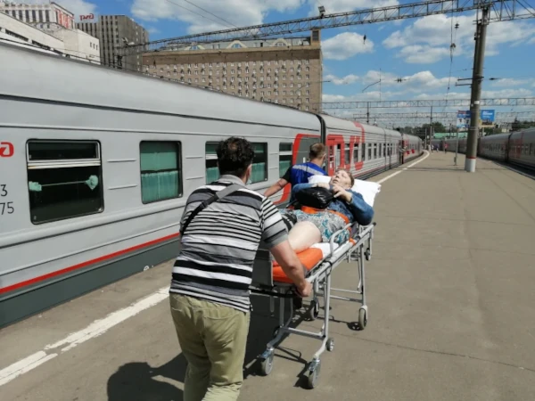 
    Встреча лежачего больного на вокзале
