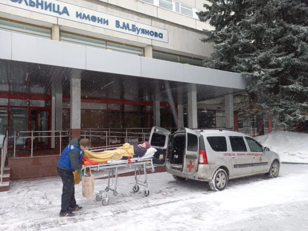 
    Перевозка лежачего больного зимой
