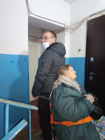 
    Перевозка престарелых пассажиров - Комфортное и безопасное перемещение
