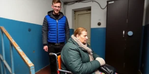 Бережный подъем/спуск пациента по лестнице