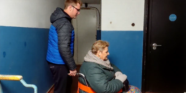 Подъем пациента по лестнице без лифта
